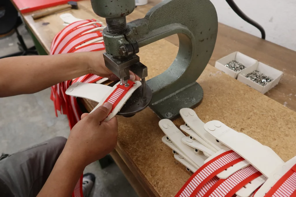 Foto aus der Reisport Produktion: Anbringen des Klettbandes